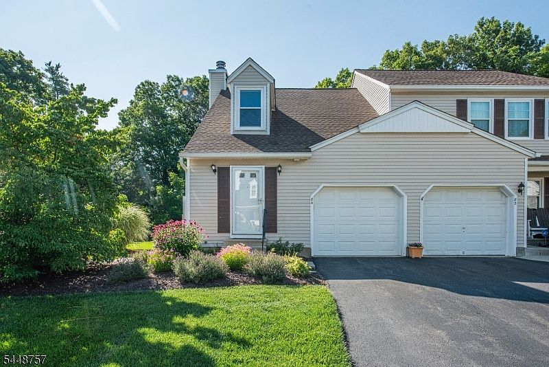 1st image of 84 Carriage Ln