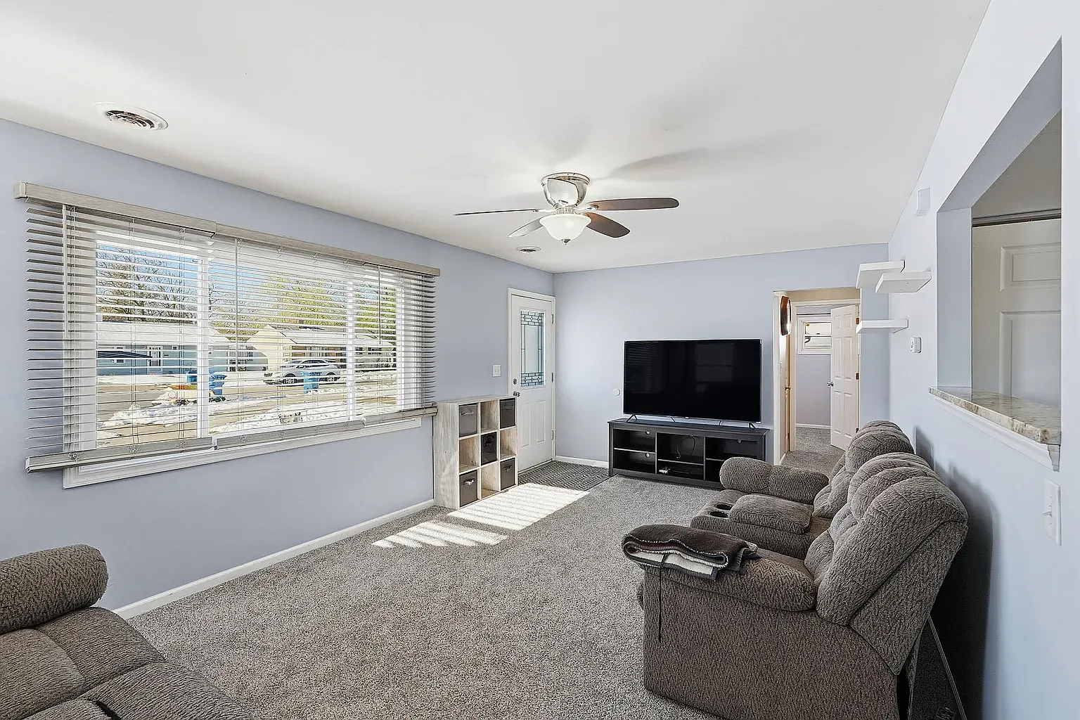 3 bed, 875 sqft, $2,180 — Photo 2