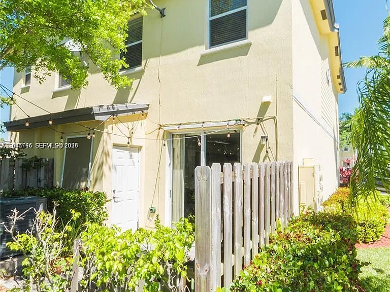 3065 SE 1st Dr #1 — Photo 32