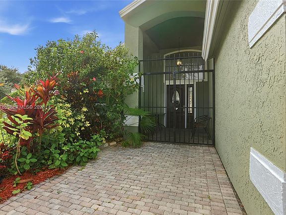 3rd image of 1077 Summer Lakes Dr