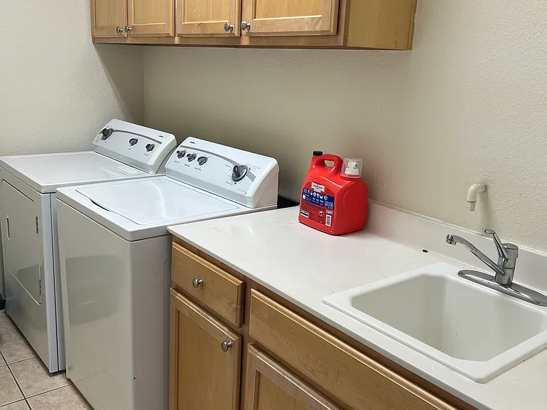 422 S Central Pkwy — Photo 16