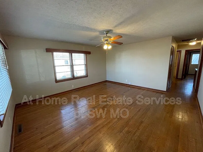 3 bed, 1.0 bath, 1498 sqft, $1,280 — Photo 2