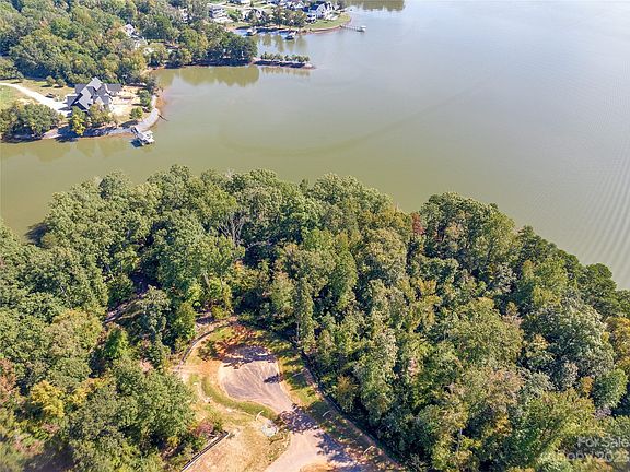 2nd image of 862 Lakeforest Dr