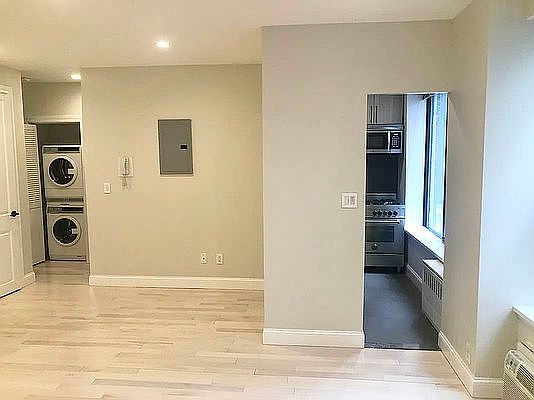 4th image of 114 E 40th St APT 9A
