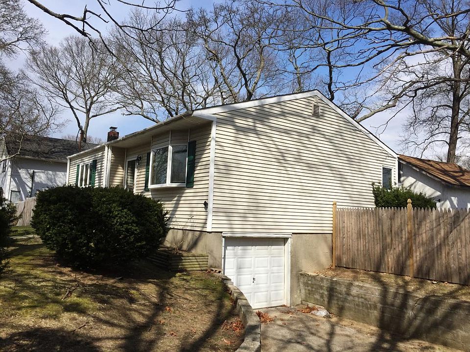 21 Beech St Lake Grove NY Zillow