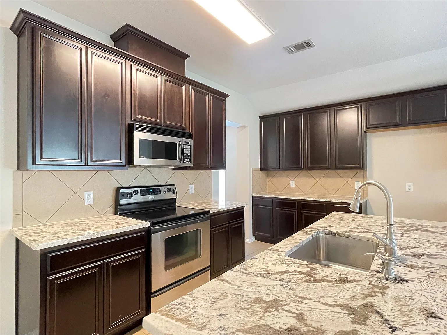 3 bed, 2.5 bath, 2064 sqft, $2,900 — Photo 4