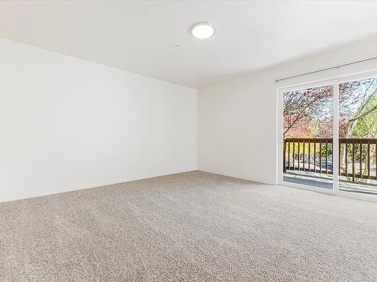 Foster Plaza Apartments — Photo 10