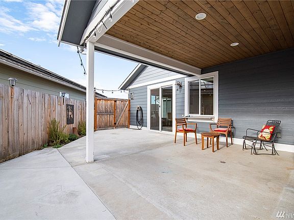 Located right outside the kitchen and the sun room/den, this is a natural gathering place for friends and family.