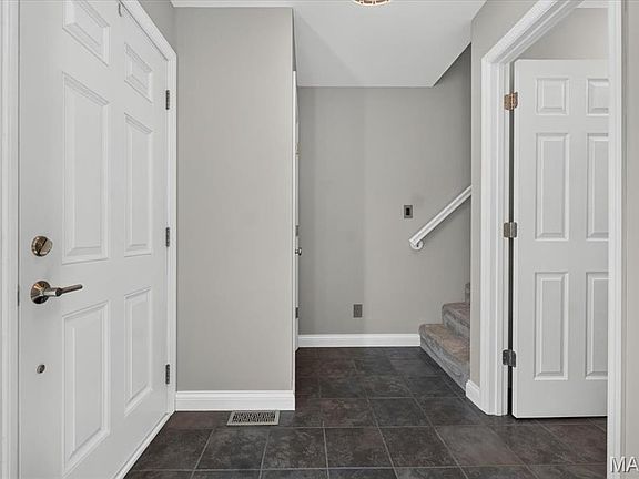 5th image of 115 Carriage View Dr