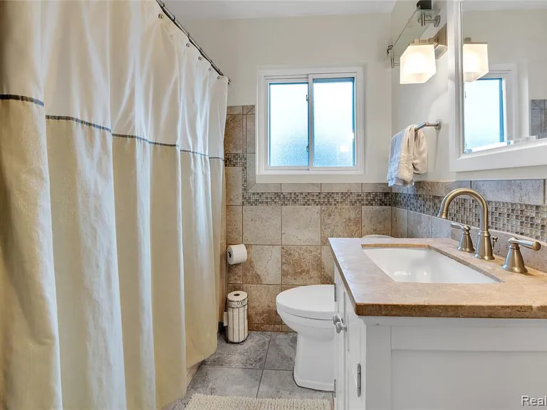 10070 Buckingham Ave — Photo 12