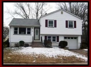 207 Oak Manor Pkwy, South Plainfield, NJ 07080