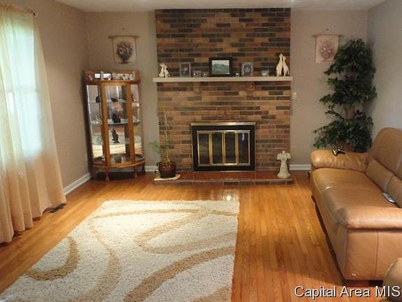 2nd image of 827 Mesa Verde Ct