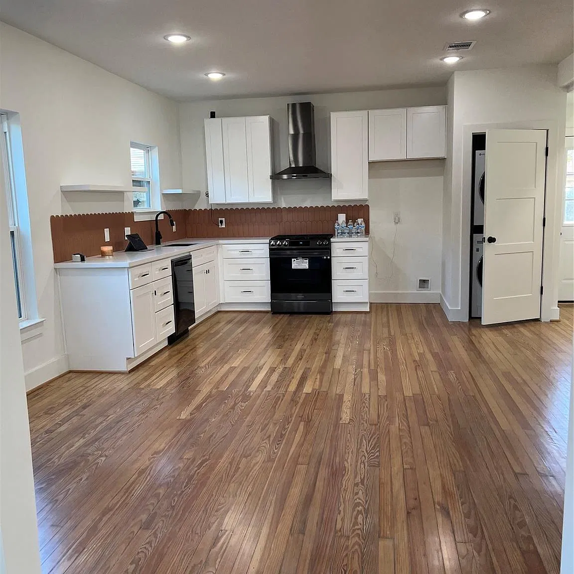 2 bed, 1.0 bath, 1340 sqft, $2,200 — Photo 4