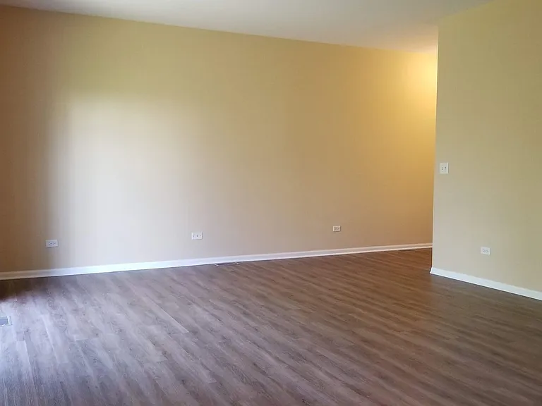 1126 Clover Dr — Photo 2