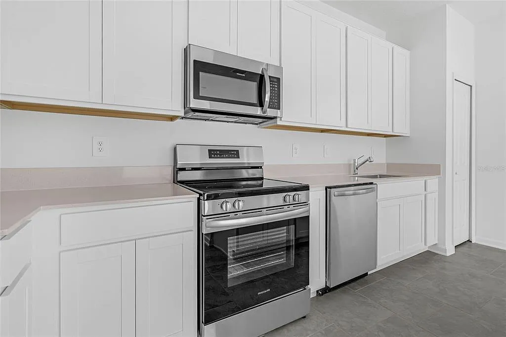 3 bed, 2.5 bath, 1700 sqft, $2,050 — Photo 4