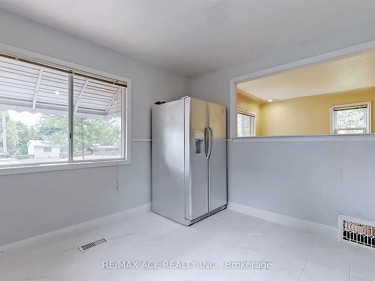 112 Bridge St W — Photo 12