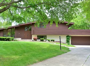 8696 N Seneca Ct, Fox Pt, WI 53217