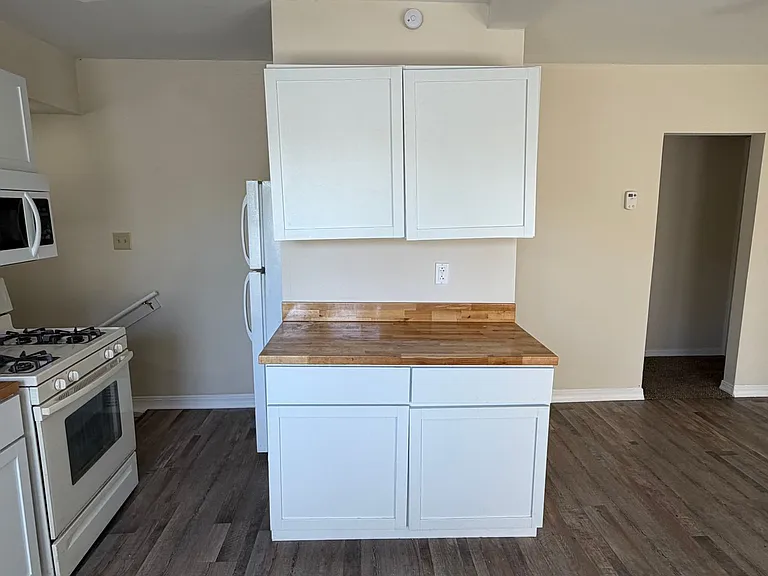 8221 Grand Division Ave — Photo 9