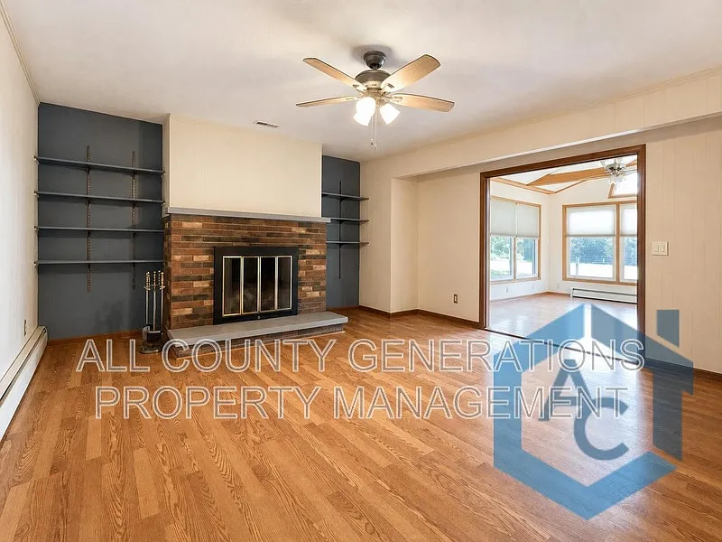 3 bed, 3.0 bath, 3390 sqft, $2,750 — Photo 2