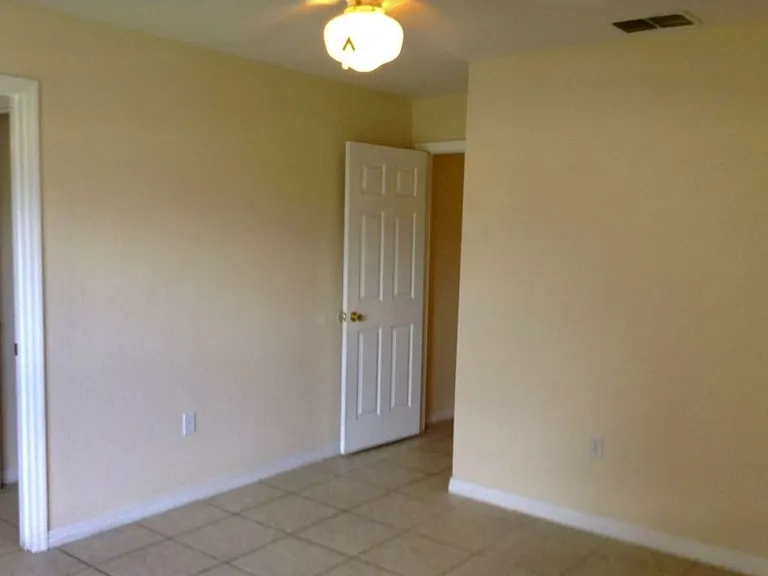 606 Robin Ln — Photo 15