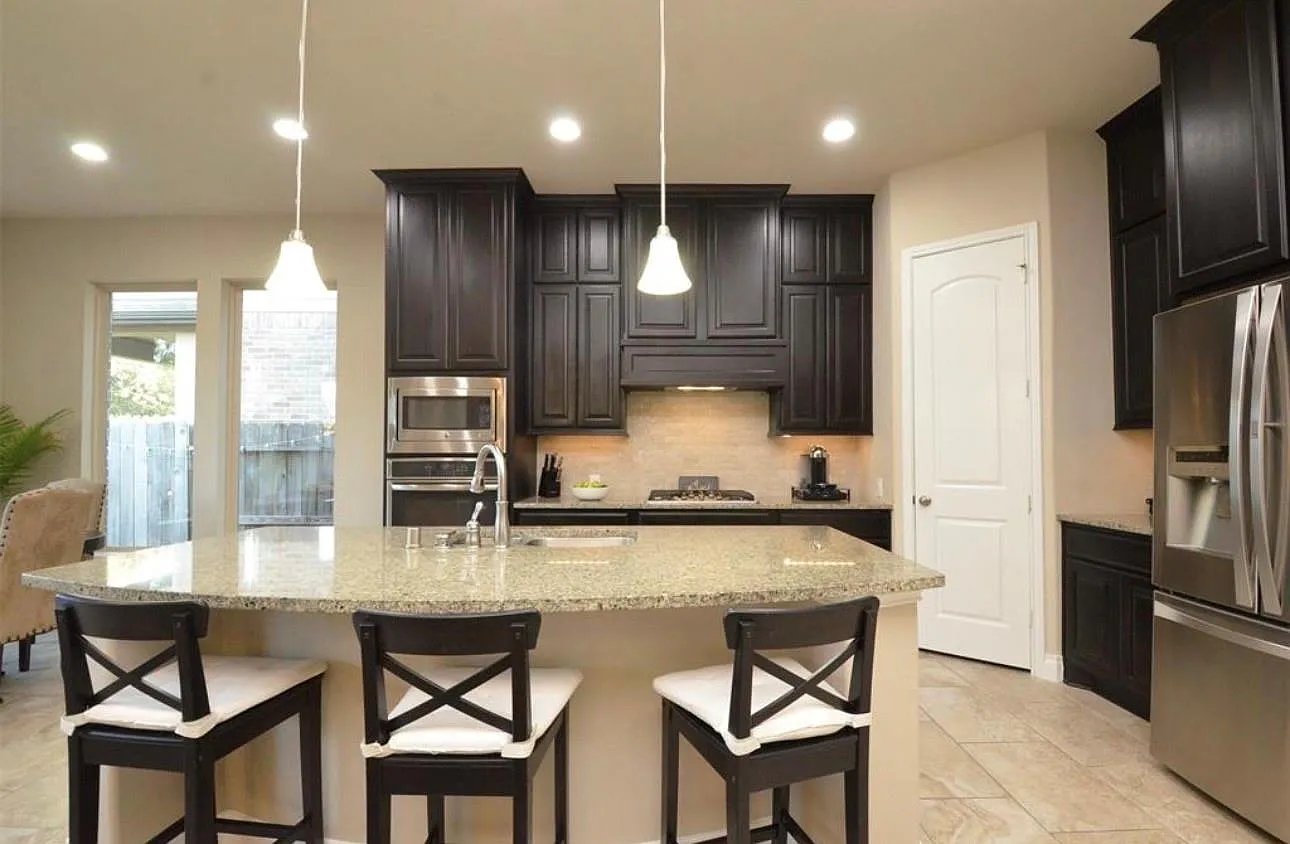 3 bed, 2.5 bath, 2324 sqft, $2,950 — Photo 2