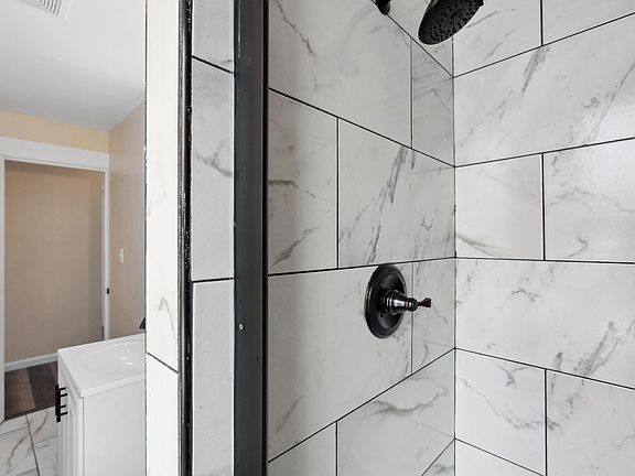 5th image of 408 E 6th St #10