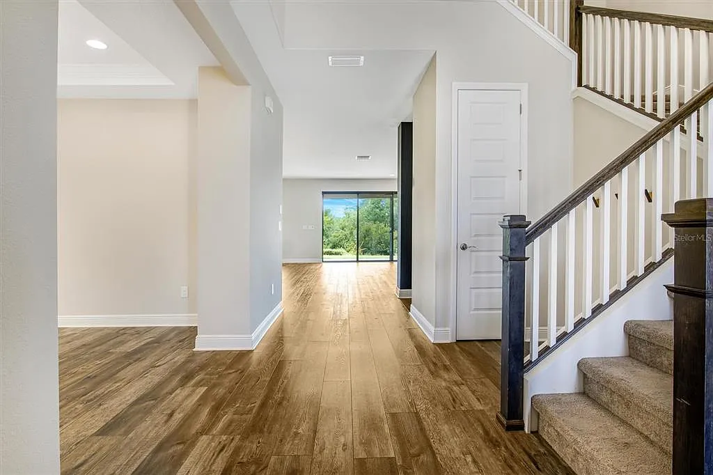 5 bed, 4.5 bath, 4295 sqft, $4,500 — Photo 4