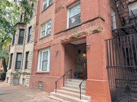 14 W Chestnut St