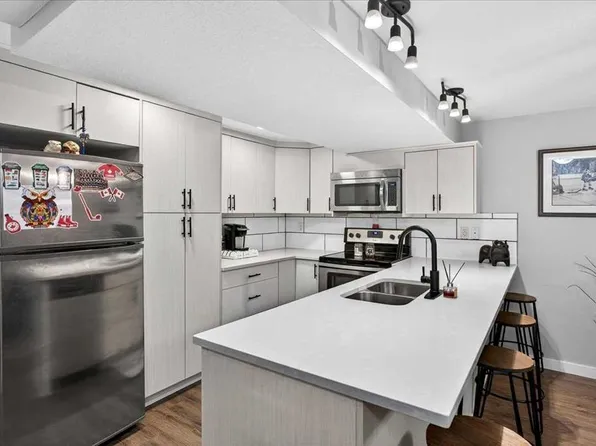 2815 S 17th St SW #3, Calgary, AB T2T 6T5