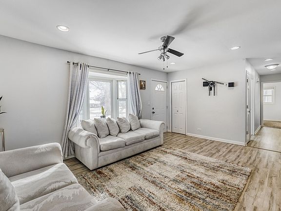3rd image of 290 Oakwood Dr