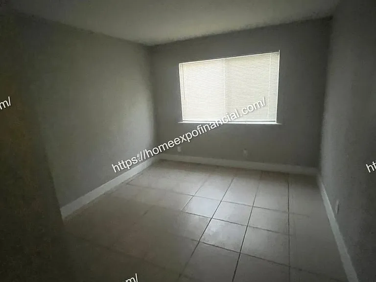 339 N Victoria Ave — Photo 14