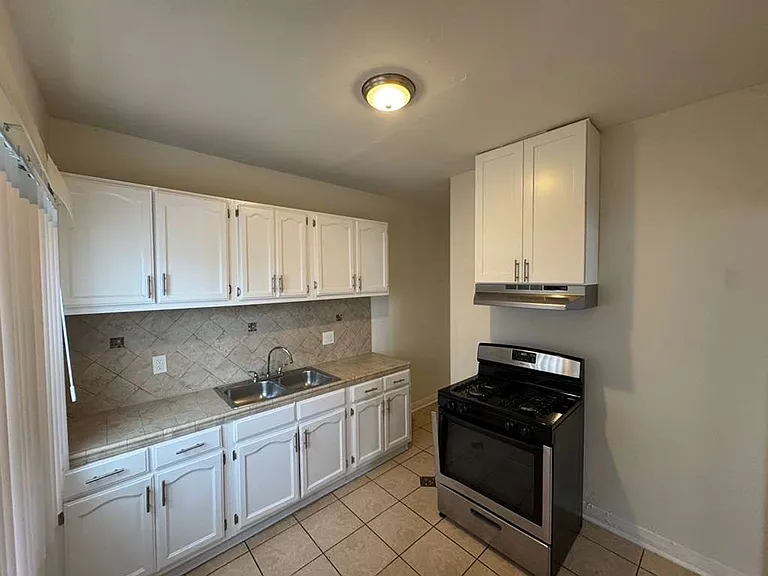 1056 S Normandie Ave — Photo 5