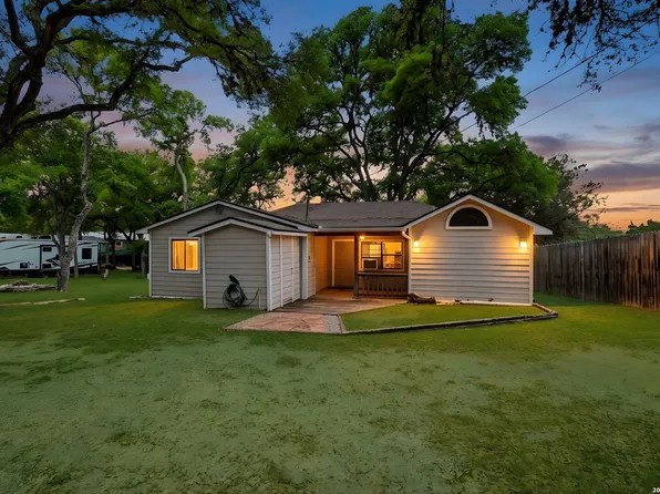 772 NW Pebble Beach Dr, Lakehills, TX 78063