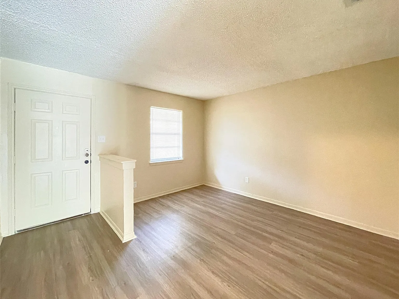 2 bed, 1.0 bath, 3570 sqft, $995 — Photo 2