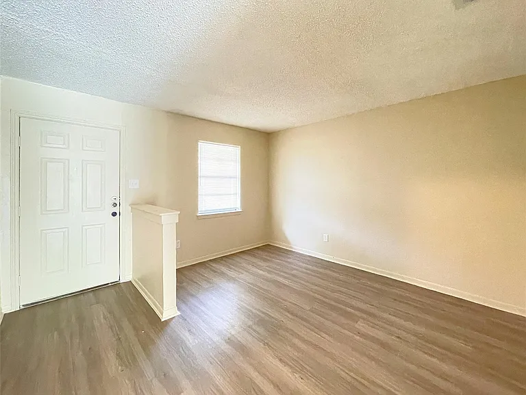 902 N Meadows Dr — Photo 2