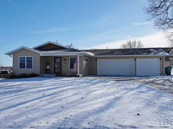 206 S Jackson St, Charles City, IA 50616