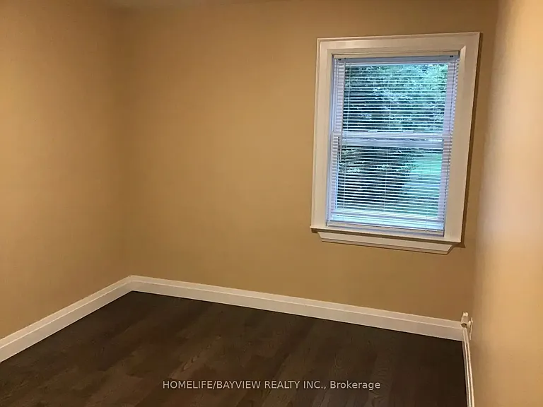 27 Fairfax Cres E — Photo 4