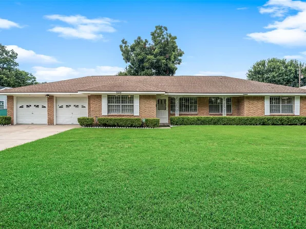 903 E Spreading Oak Dr, Houston, TX 77076