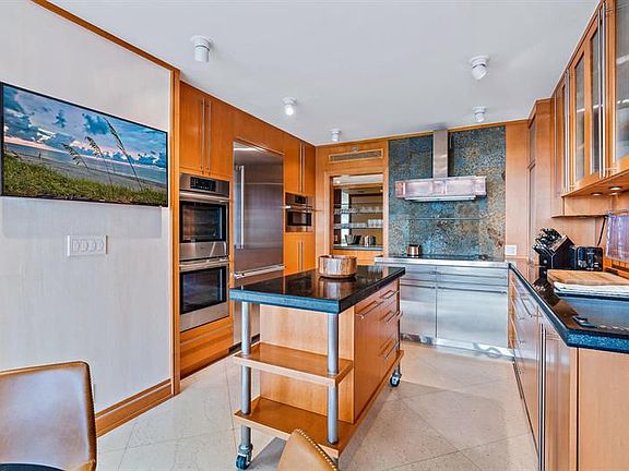 5th image of 529 S Flagler Dr APT 14G