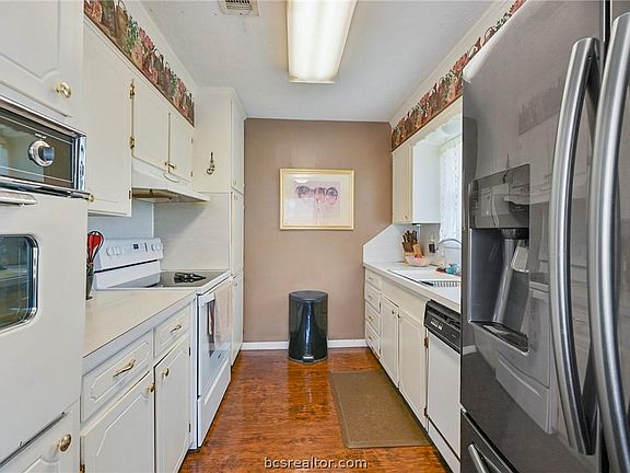 3rd image of 3510 Oak Hollow Dr