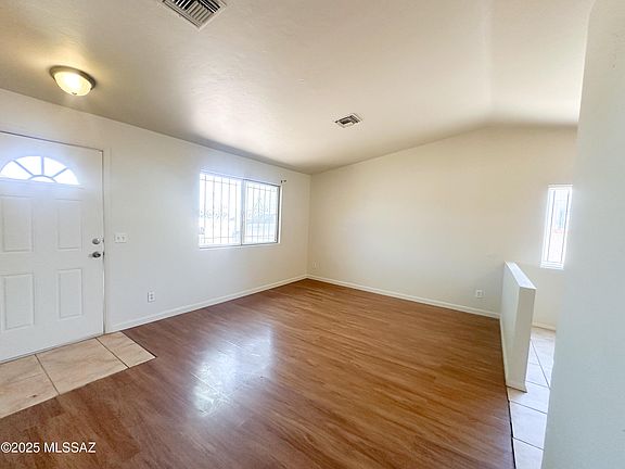 4th image of 1817 W Maplewood Dr