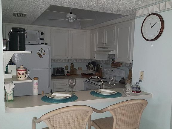 BREAKFAST BAR/ KITCHEN