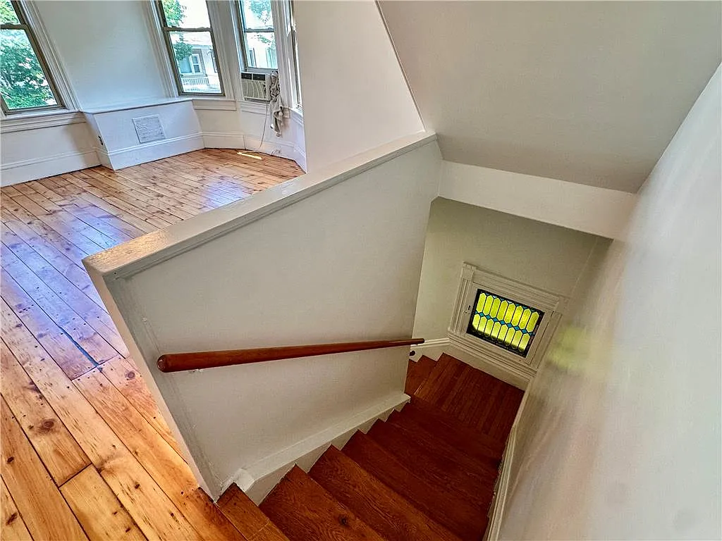 3 bed, 1.0 bath, 1200 sqft, $2,200 — Photo 4