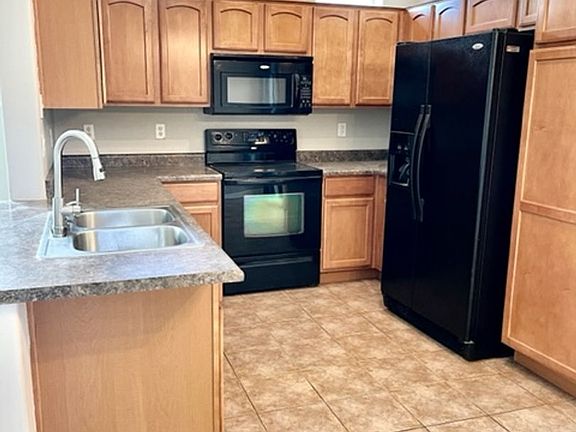 3rd image of 906 S Bristol Ln