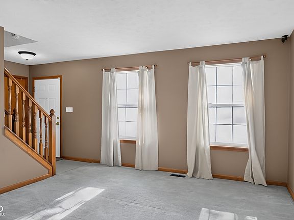3rd image of 973 Thornwood Dr