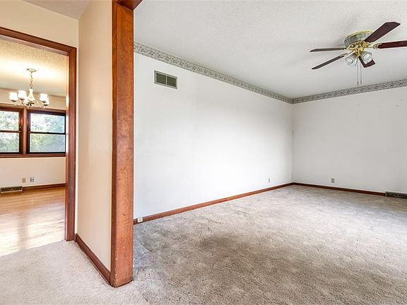 3rd image of 17890 Tonganoxie Dr