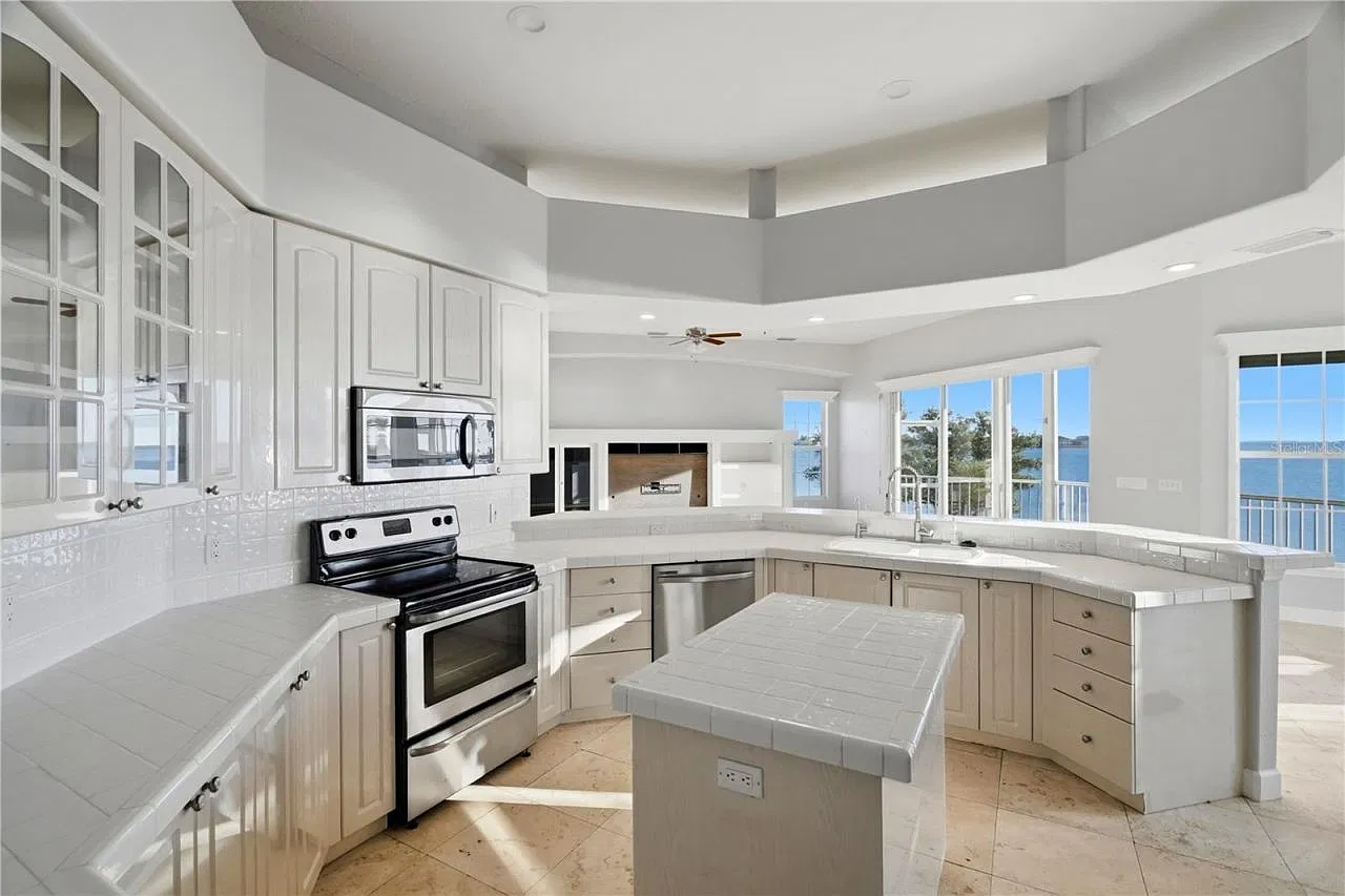 5 bed, 3.5 bath, 4492 sqft, $7,495 — Photo 4