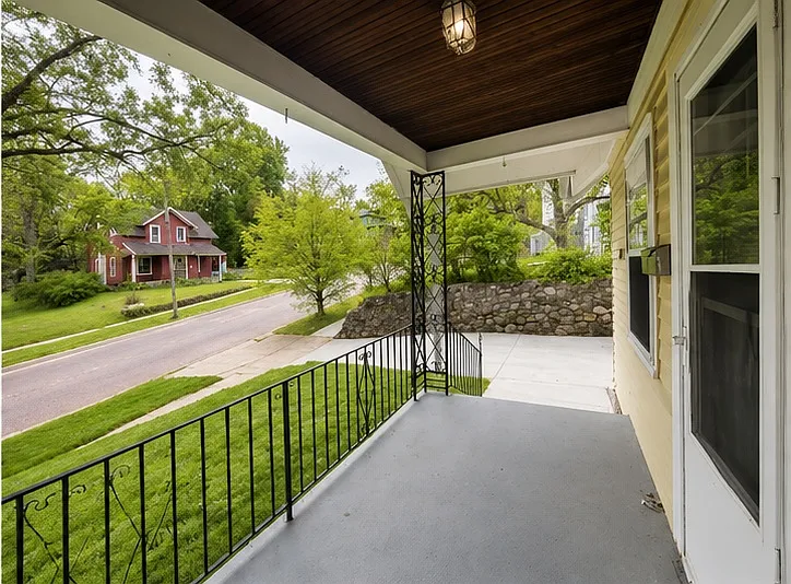 1120 W Maple St — Photo 2