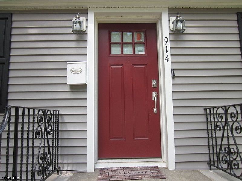 1st image of 914 Oak St