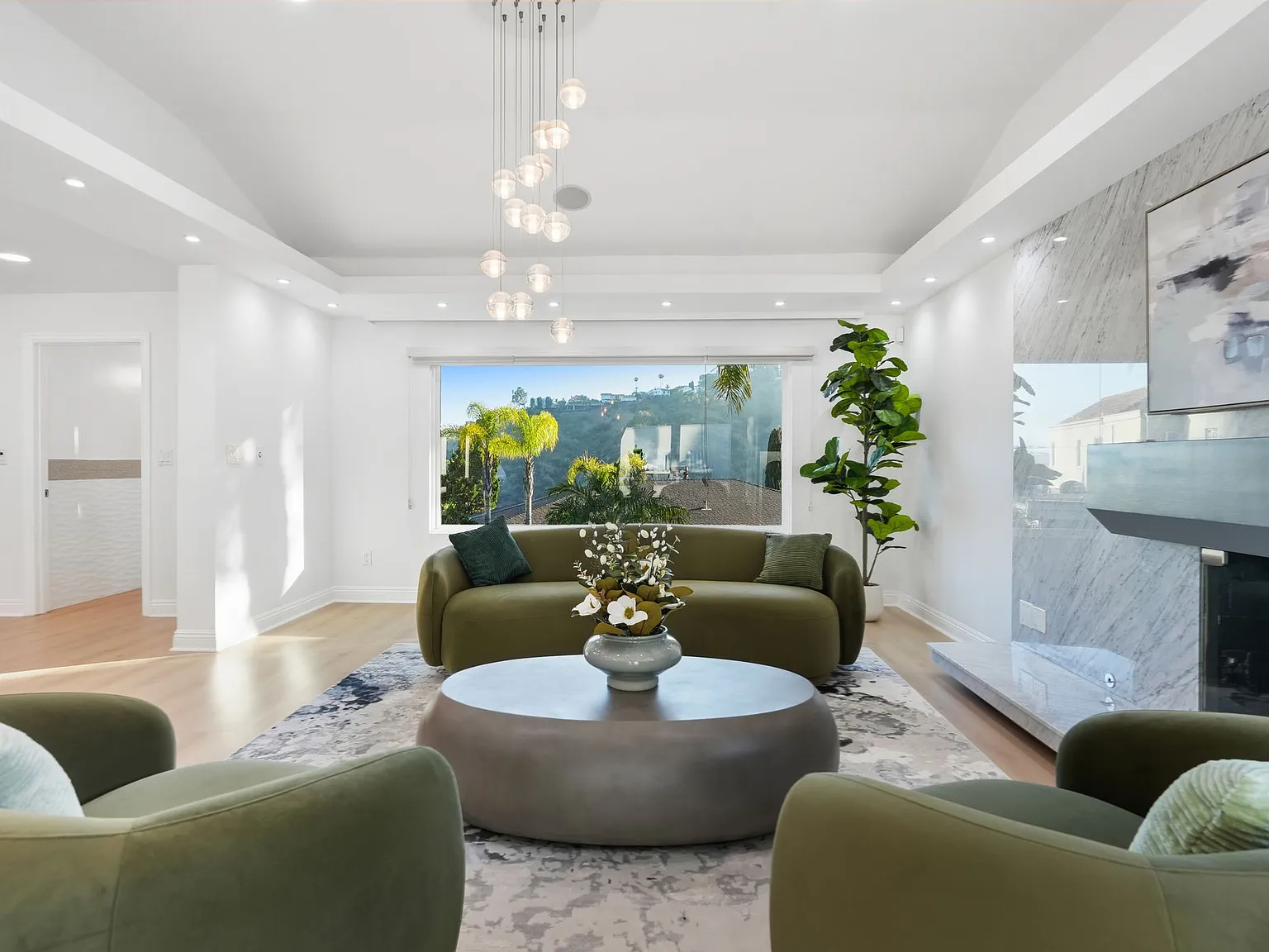 4 bed, 4.5 bath, 4000 sqft, $25,000 — Photo 2